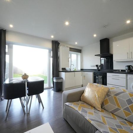Hatton Apartments Heathrow Airport- Free Parking-Free Underground To And From Heathrow Airport Hatton Cross See Picture-See London Fast Hatton Cross To Central London 30Min Kültér fotó
