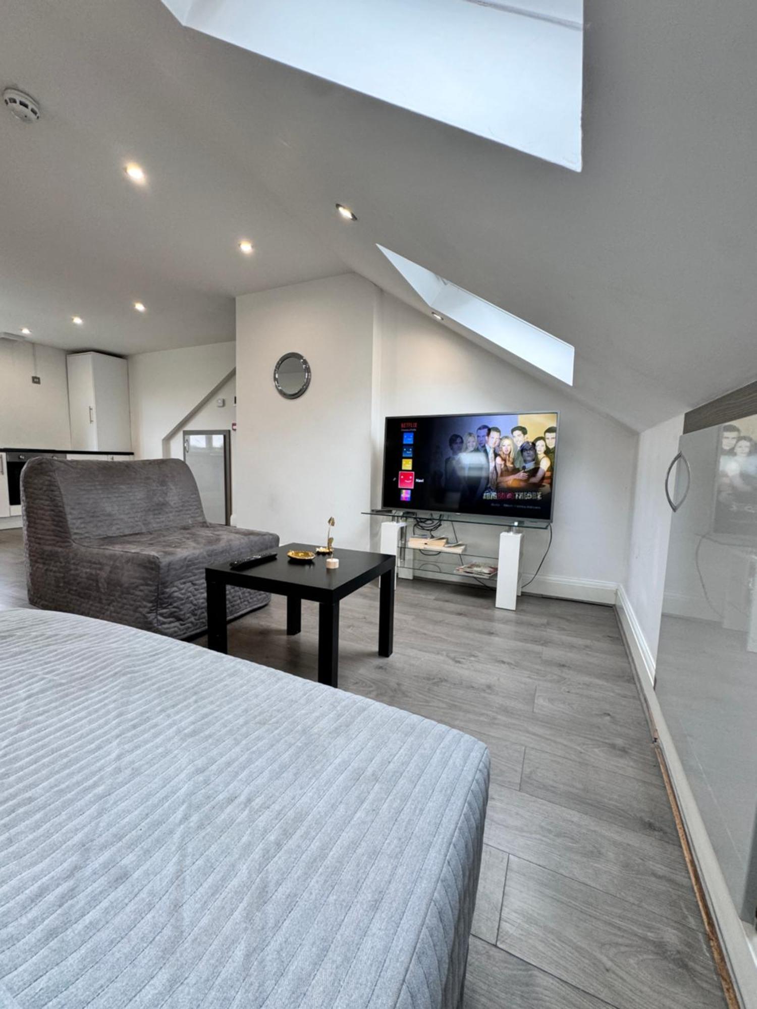 Hatton Apartments Heathrow Airport- Free Parking-Free Underground To And From Heathrow Airport Hatton Cross See Picture-See London Fast Hatton Cross To Central London 30Min Kültér fotó