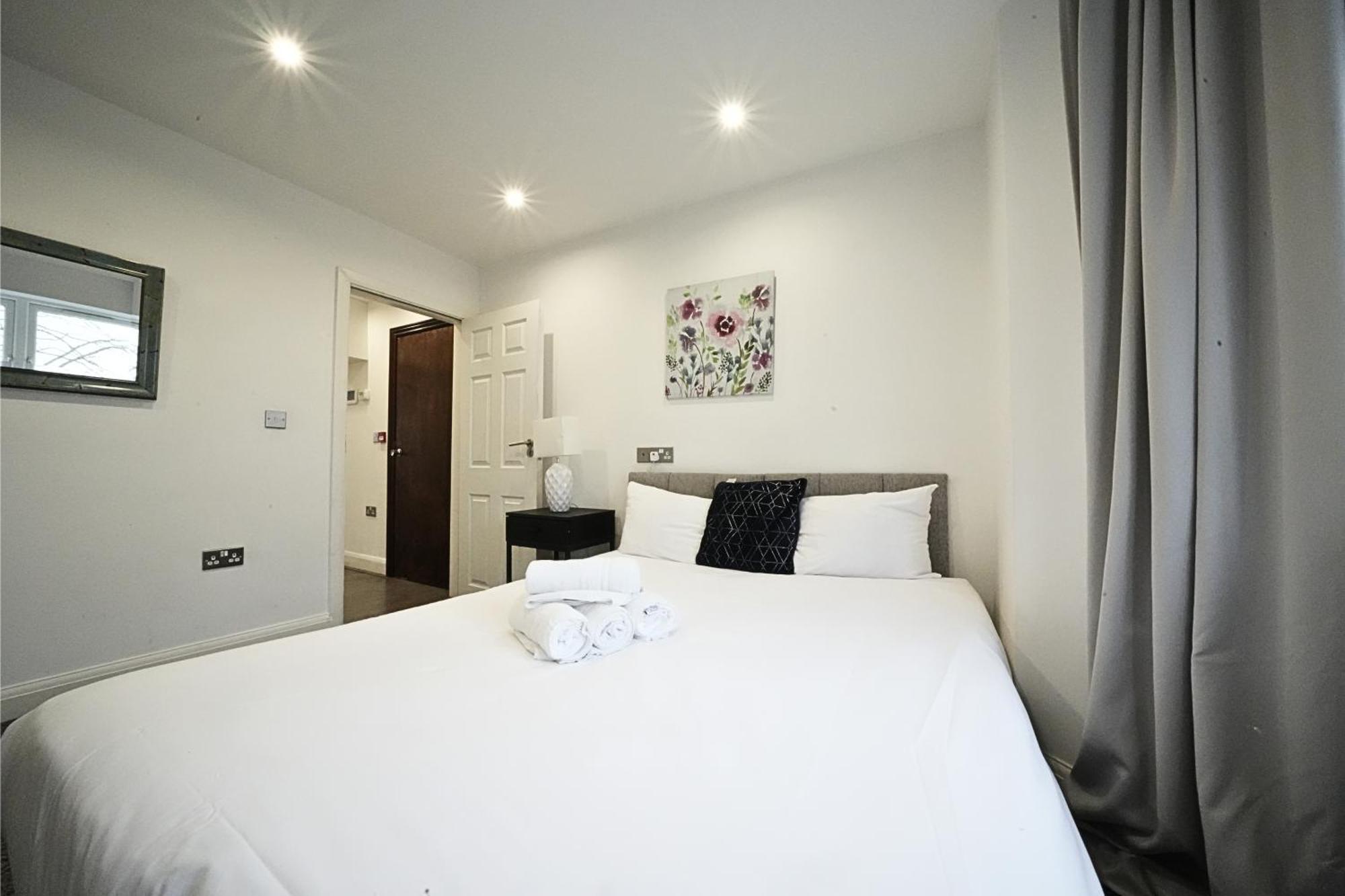 Hatton Apartments Heathrow Airport- Free Parking-Free Underground To And From Heathrow Airport Hatton Cross See Picture-See London Fast Hatton Cross To Central London 30Min Kültér fotó