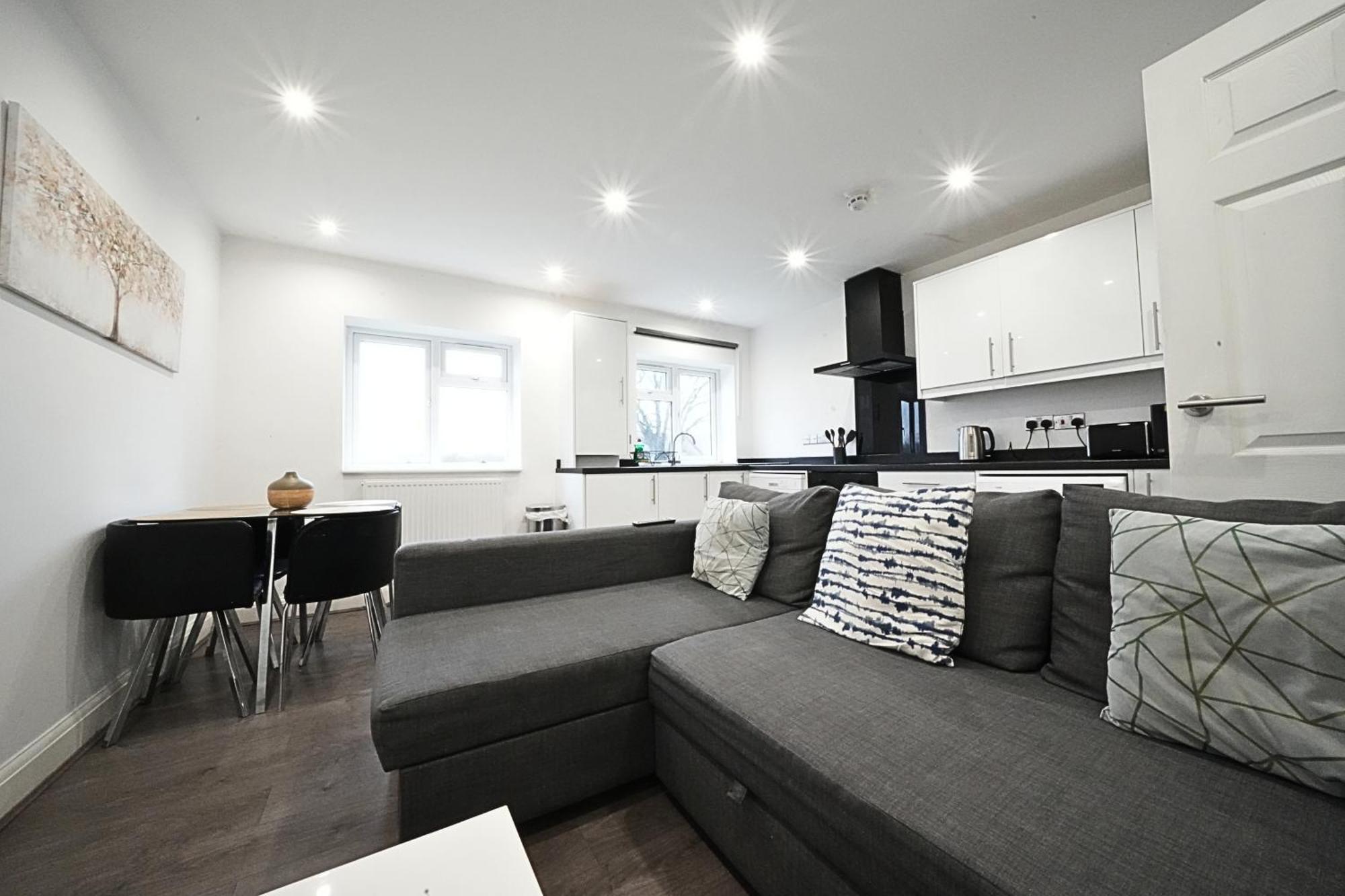 Hatton Apartments Heathrow Airport- Free Parking-Free Underground To And From Heathrow Airport Hatton Cross See Picture-See London Fast Hatton Cross To Central London 30Min Kültér fotó