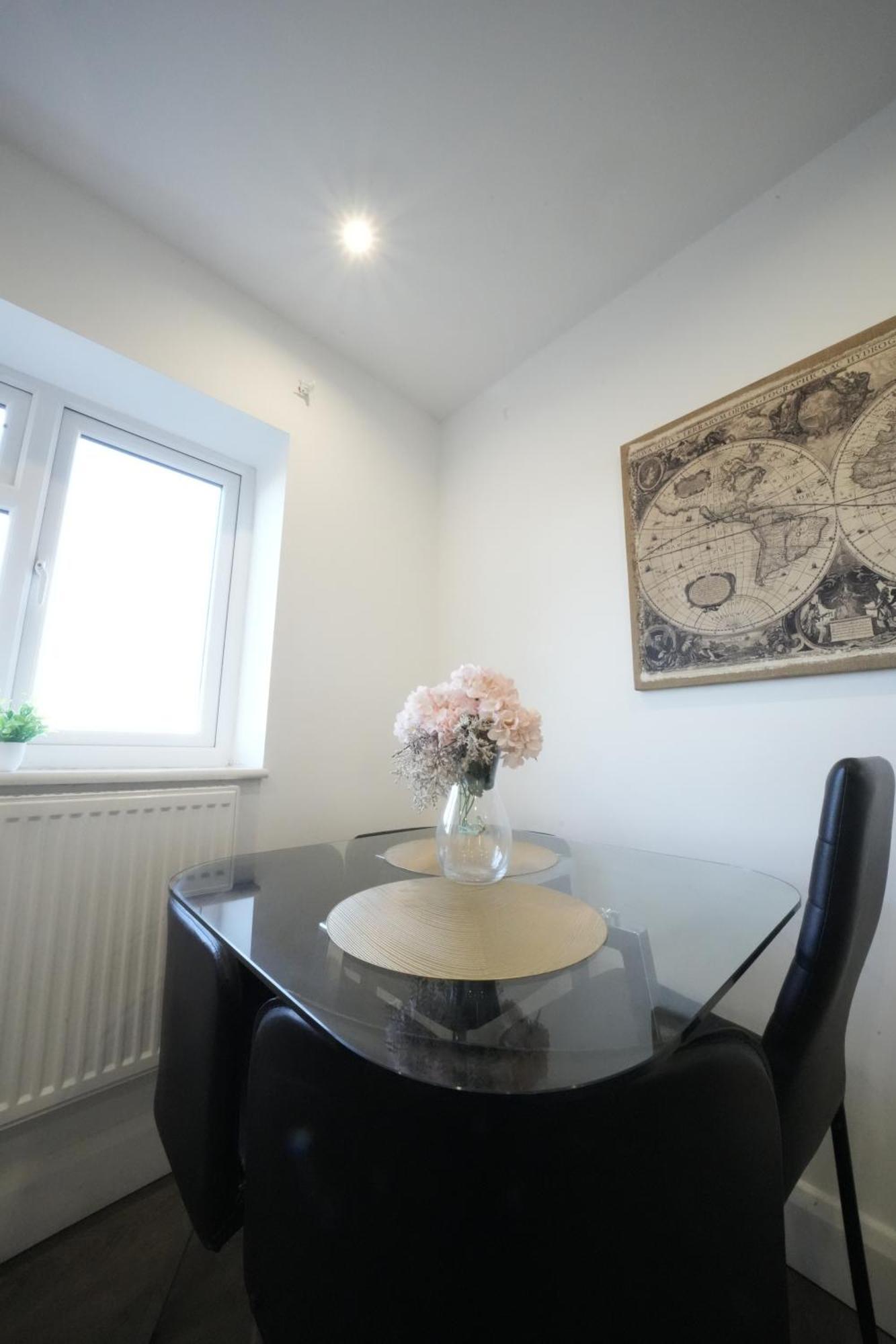 Hatton Apartments Heathrow Airport- Free Parking-Free Underground To And From Heathrow Airport Hatton Cross See Picture-See London Fast Hatton Cross To Central London 30Min Kültér fotó