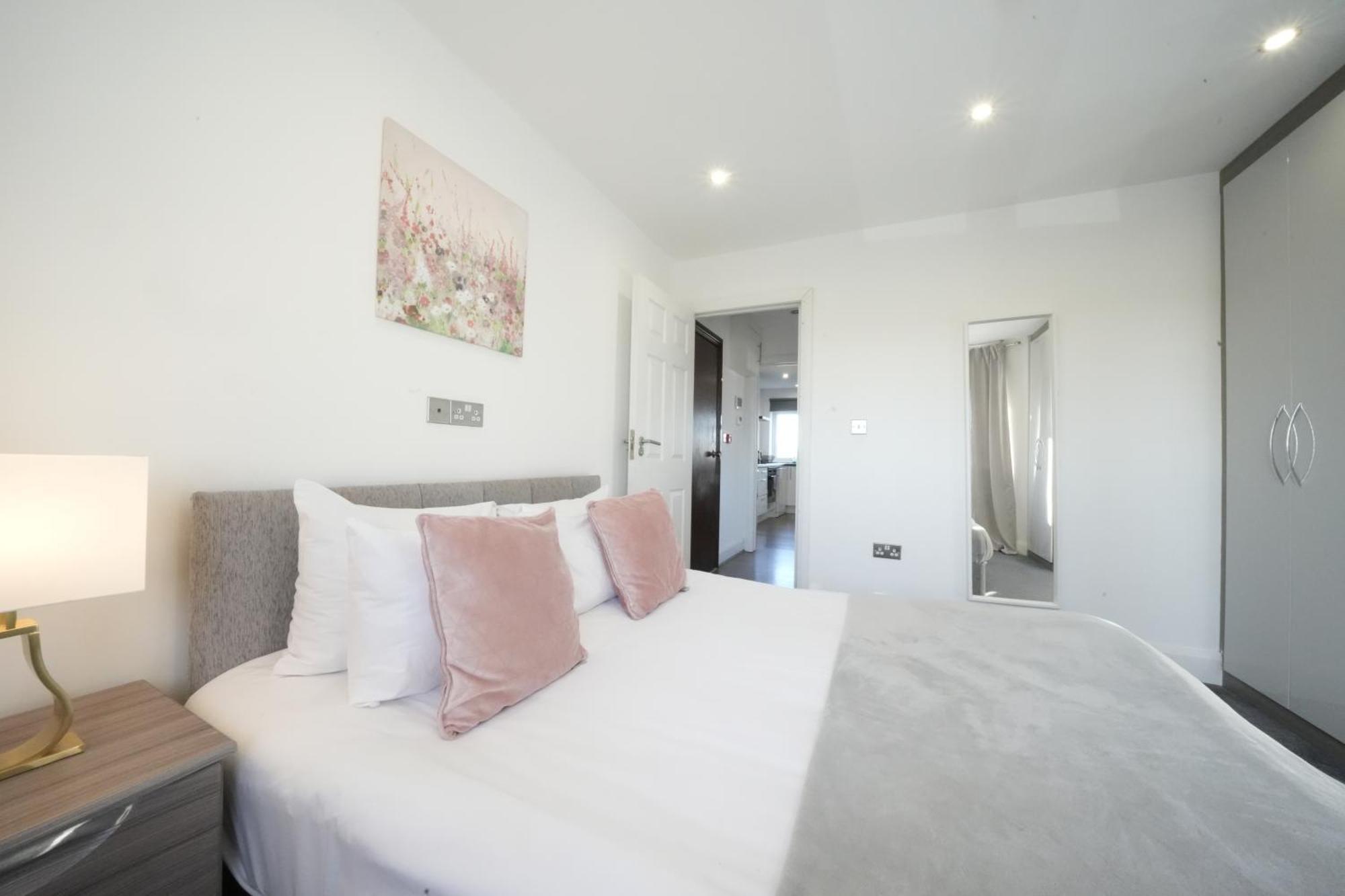 Hatton Apartments Heathrow Airport- Free Parking-Free Underground To And From Heathrow Airport Hatton Cross See Picture-See London Fast Hatton Cross To Central London 30Min Kültér fotó