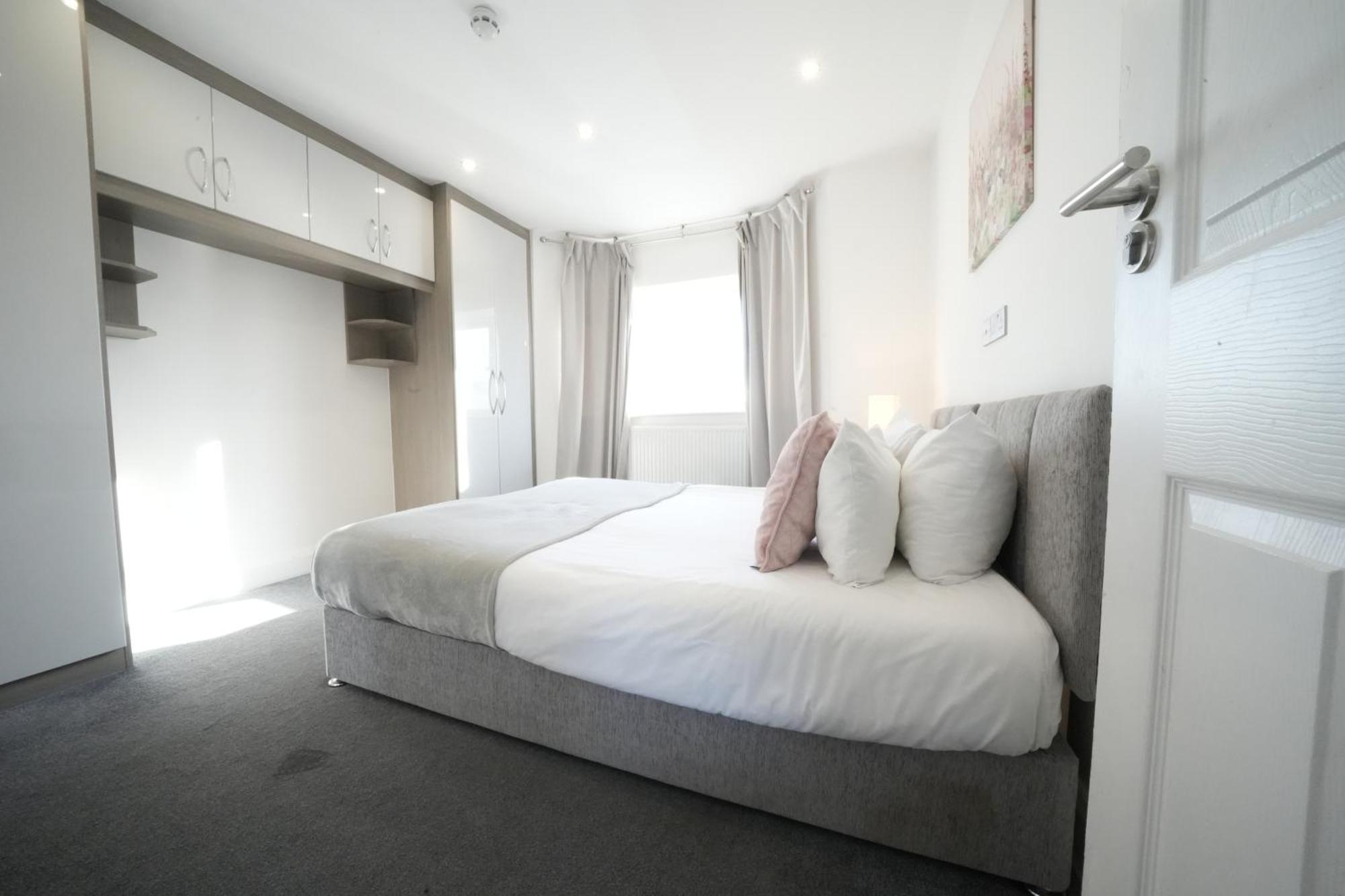 Hatton Apartments Heathrow Airport- Free Parking-Free Underground To And From Heathrow Airport Hatton Cross See Picture-See London Fast Hatton Cross To Central London 30Min Kültér fotó