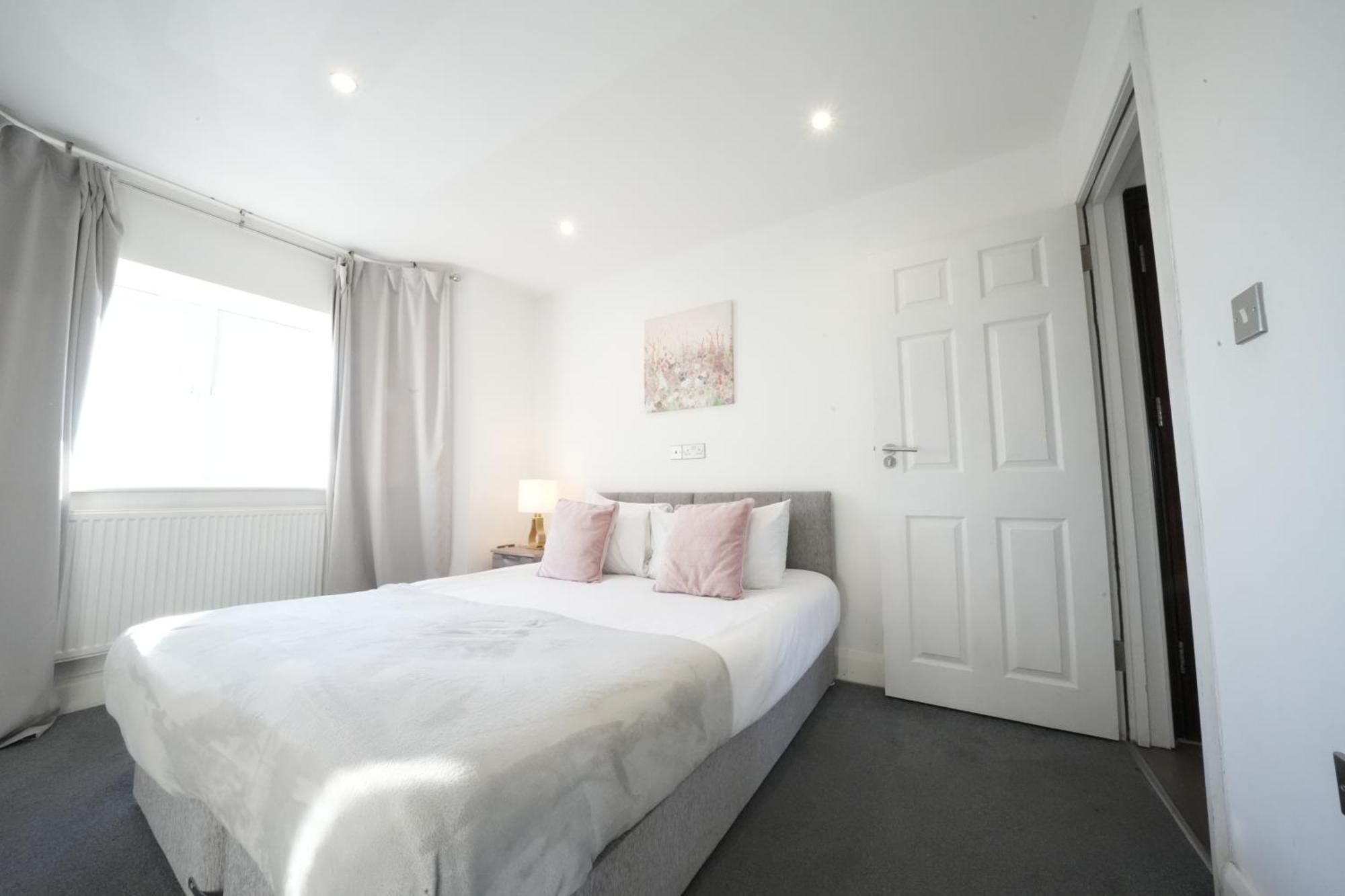 Hatton Apartments Heathrow Airport- Free Parking-Free Underground To And From Heathrow Airport Hatton Cross See Picture-See London Fast Hatton Cross To Central London 30Min Kültér fotó