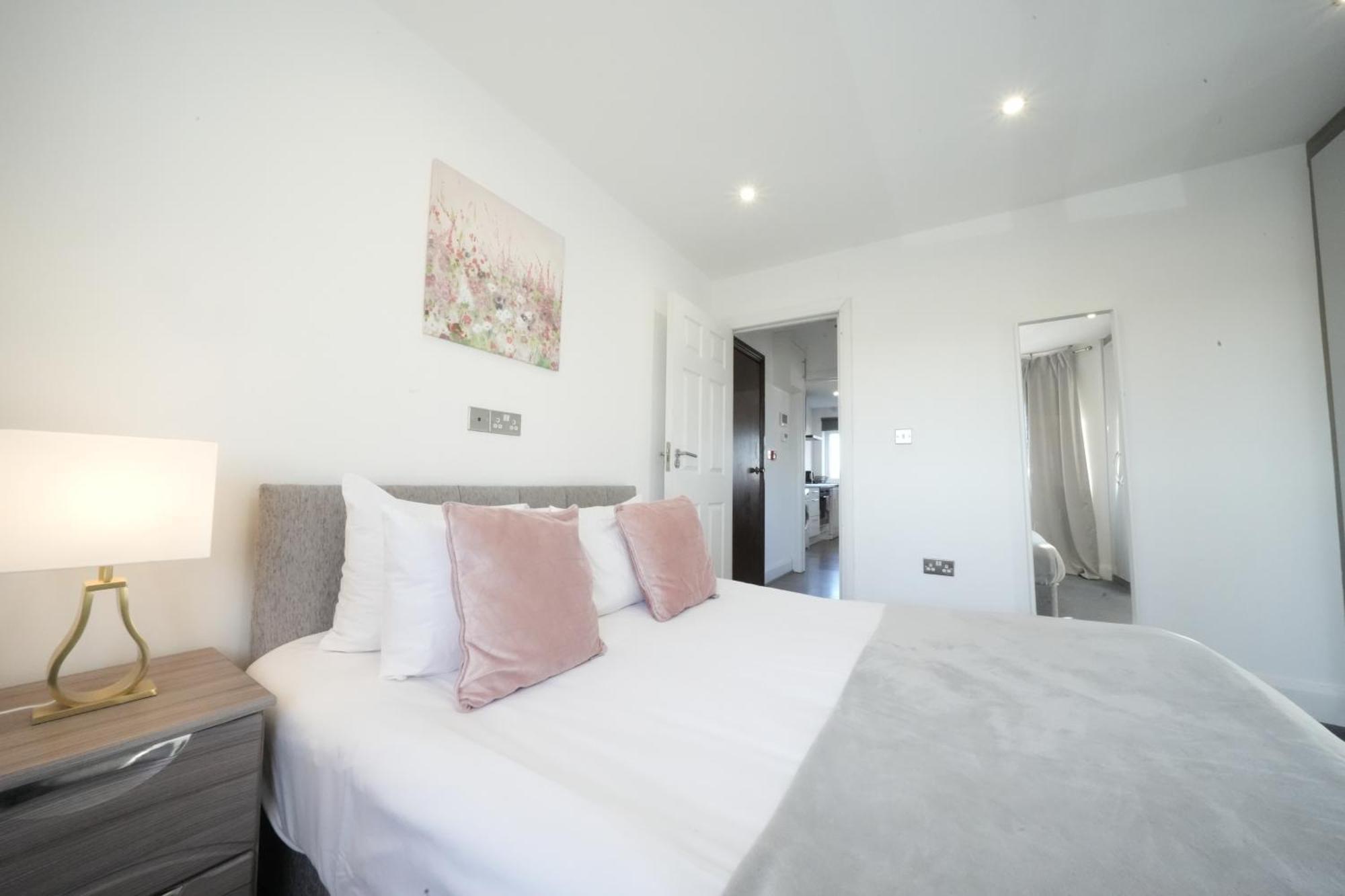 Hatton Apartments Heathrow Airport- Free Parking-Free Underground To And From Heathrow Airport Hatton Cross See Picture-See London Fast Hatton Cross To Central London 30Min Kültér fotó