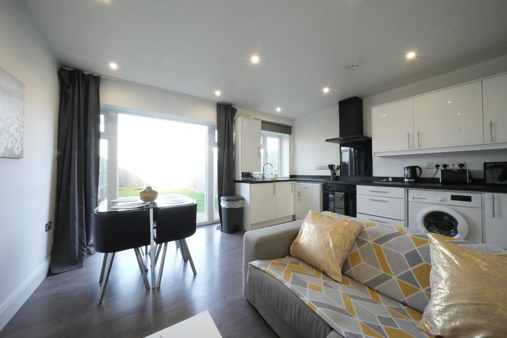 Hatton Apartments Heathrow Airport- Free Parking-Free Underground To And From Heathrow Airport Hatton Cross See Picture-See London Fast Hatton Cross To Central London 30Min Kültér fotó