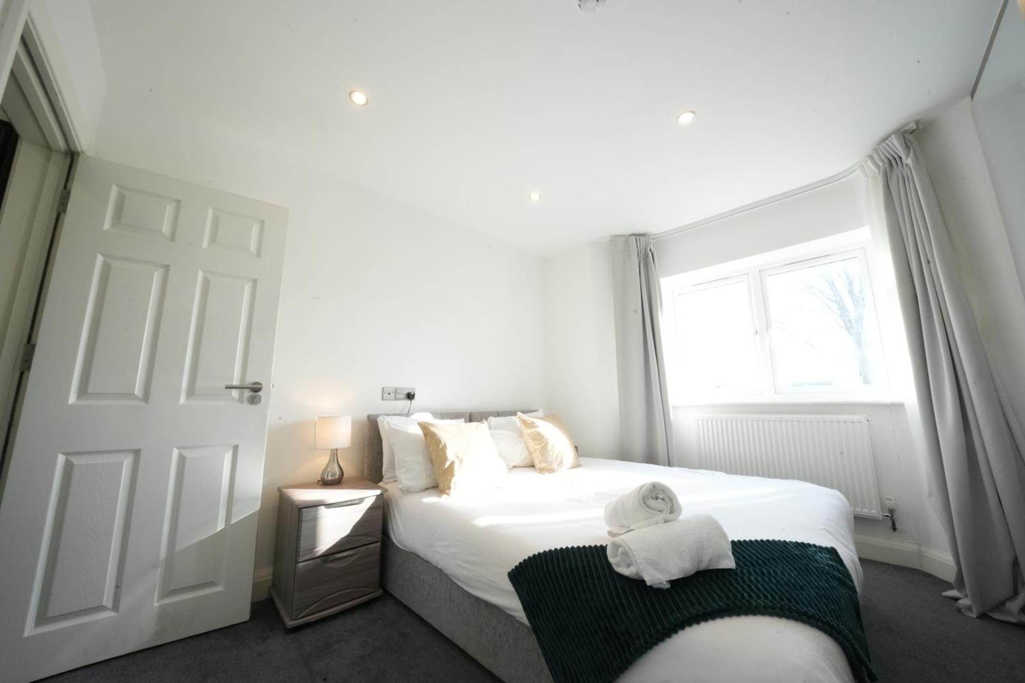 Hatton Apartments Heathrow Airport- Free Parking-Free Underground To And From Heathrow Airport Hatton Cross See Picture-See London Fast Hatton Cross To Central London 30Min Kültér fotó