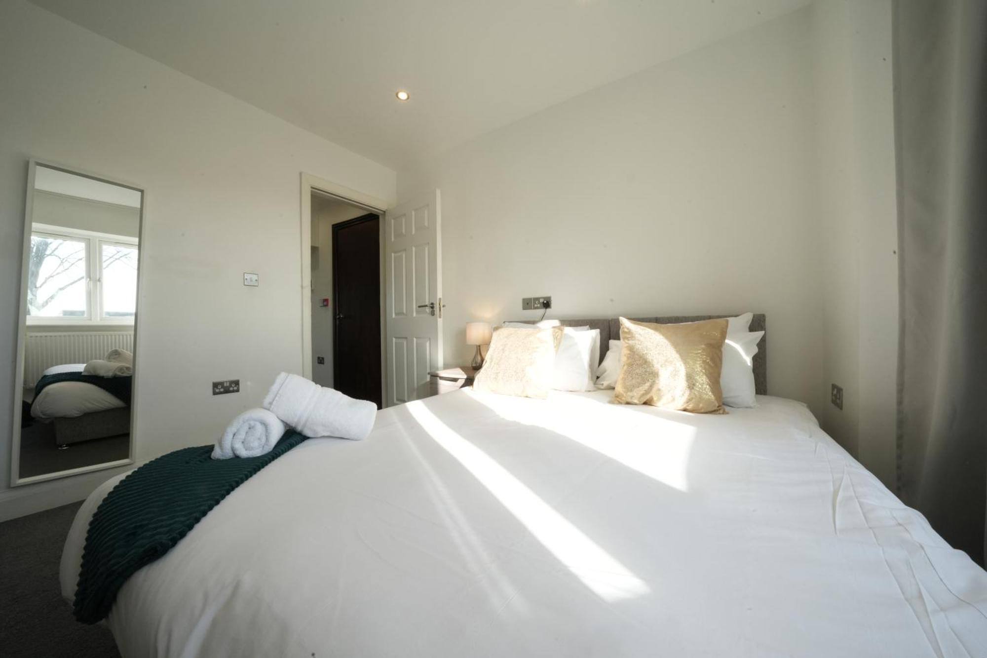Hatton Apartments Heathrow Airport- Free Parking-Free Underground To And From Heathrow Airport Hatton Cross See Picture-See London Fast Hatton Cross To Central London 30Min Kültér fotó