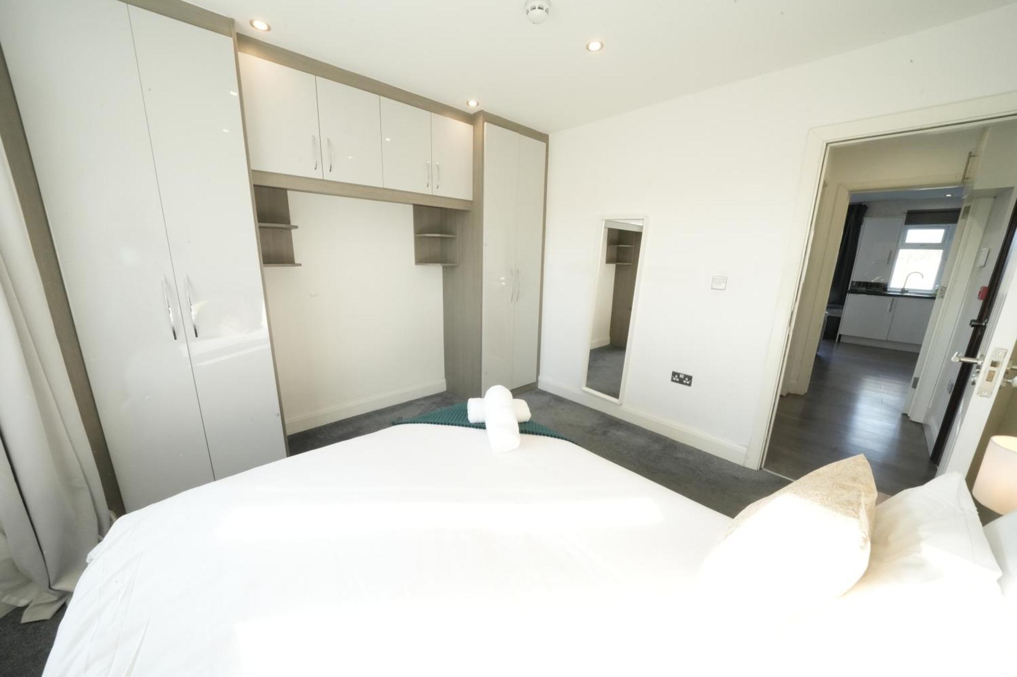 Hatton Apartments Heathrow Airport- Free Parking-Free Underground To And From Heathrow Airport Hatton Cross See Picture-See London Fast Hatton Cross To Central London 30Min Kültér fotó