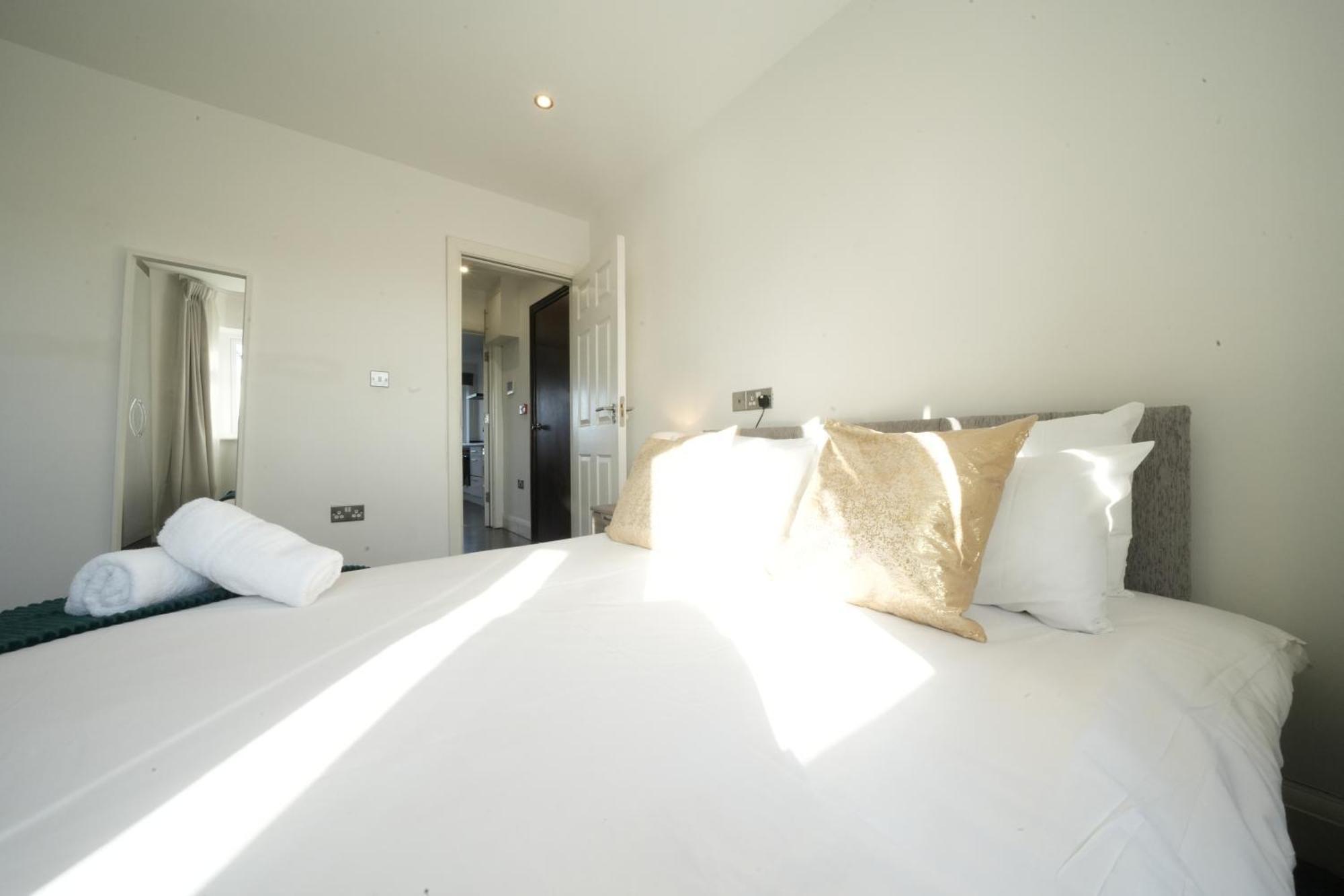 Hatton Apartments Heathrow Airport- Free Parking-Free Underground To And From Heathrow Airport Hatton Cross See Picture-See London Fast Hatton Cross To Central London 30Min Kültér fotó