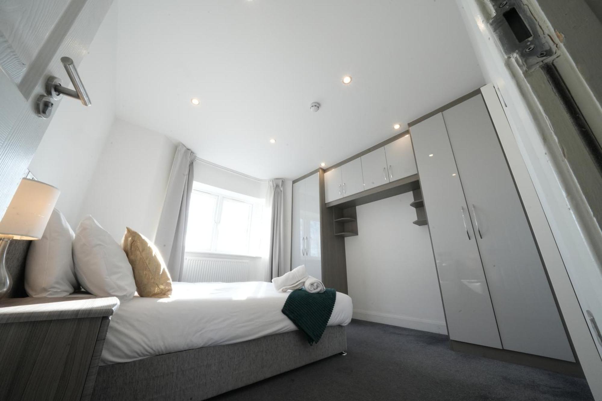 Hatton Apartments Heathrow Airport- Free Parking-Free Underground To And From Heathrow Airport Hatton Cross See Picture-See London Fast Hatton Cross To Central London 30Min Kültér fotó