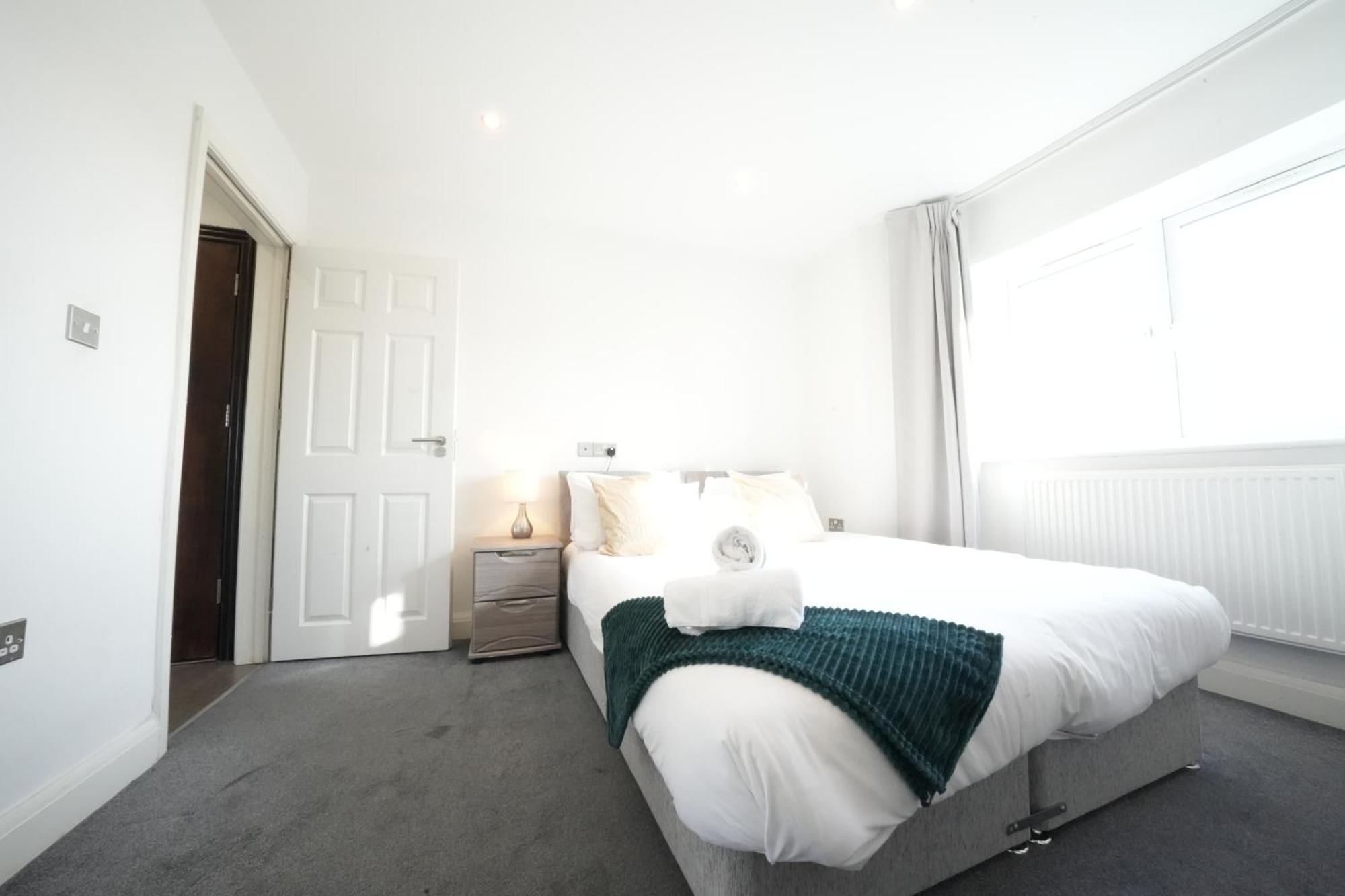 Hatton Apartments Heathrow Airport- Free Parking-Free Underground To And From Heathrow Airport Hatton Cross See Picture-See London Fast Hatton Cross To Central London 30Min Kültér fotó