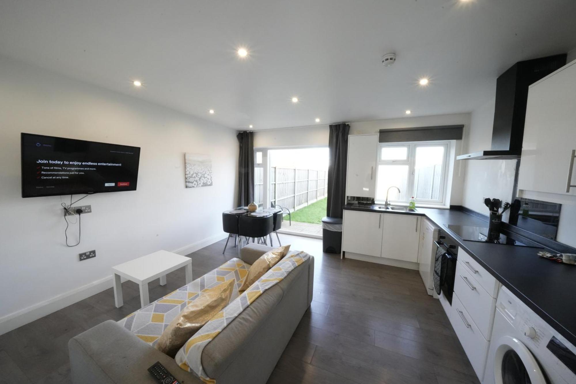 Hatton Apartments Heathrow Airport- Free Parking-Free Underground To And From Heathrow Airport Hatton Cross See Picture-See London Fast Hatton Cross To Central London 30Min Kültér fotó