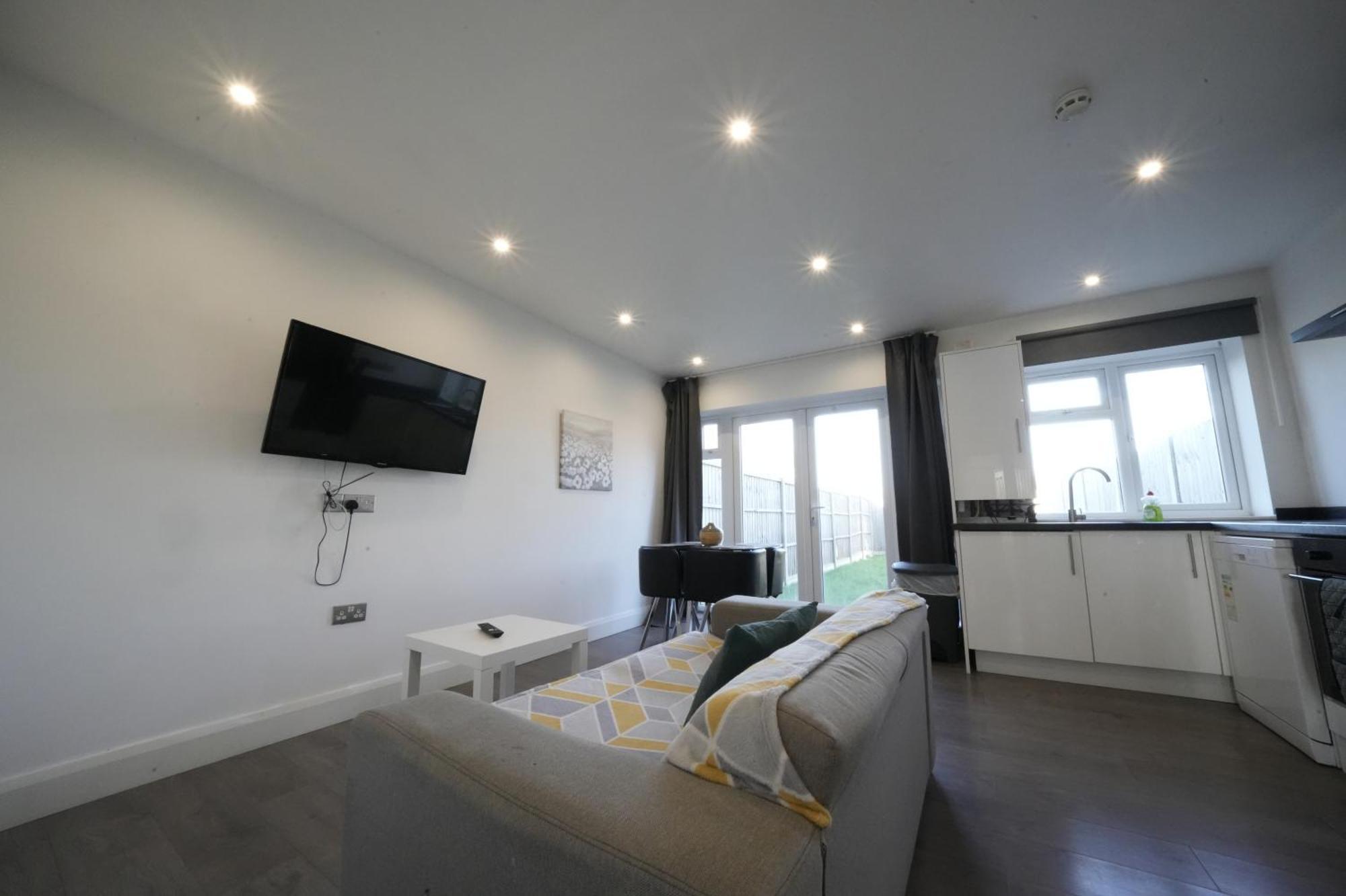 Hatton Apartments Heathrow Airport- Free Parking-Free Underground To And From Heathrow Airport Hatton Cross See Picture-See London Fast Hatton Cross To Central London 30Min Kültér fotó