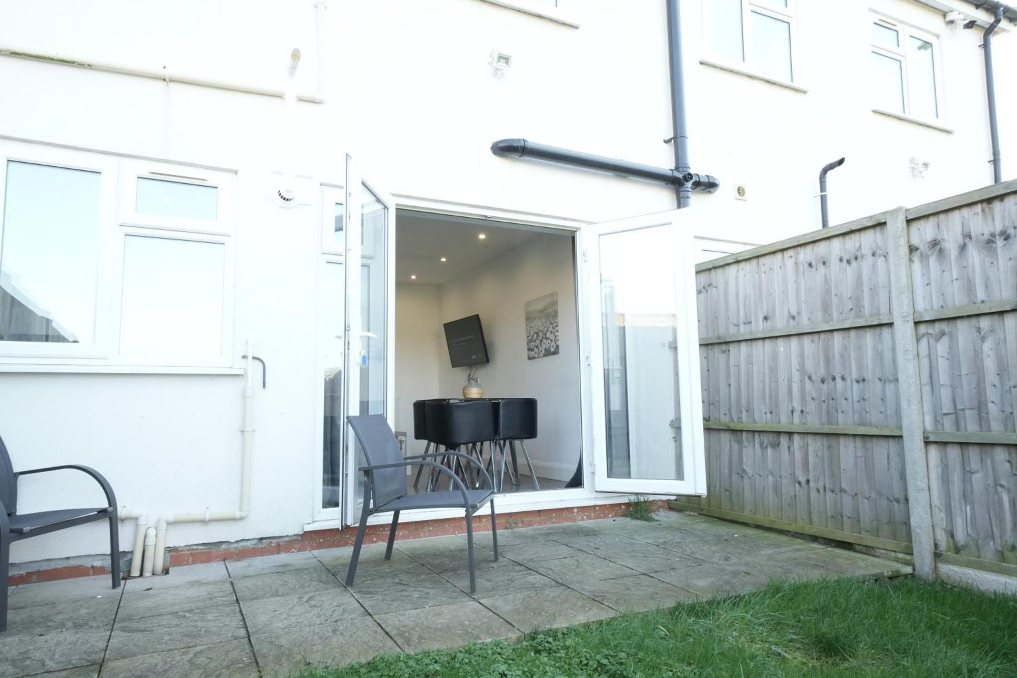 Hatton Apartments Heathrow Airport- Free Parking-Free Underground To And From Heathrow Airport Hatton Cross See Picture-See London Fast Hatton Cross To Central London 30Min Kültér fotó