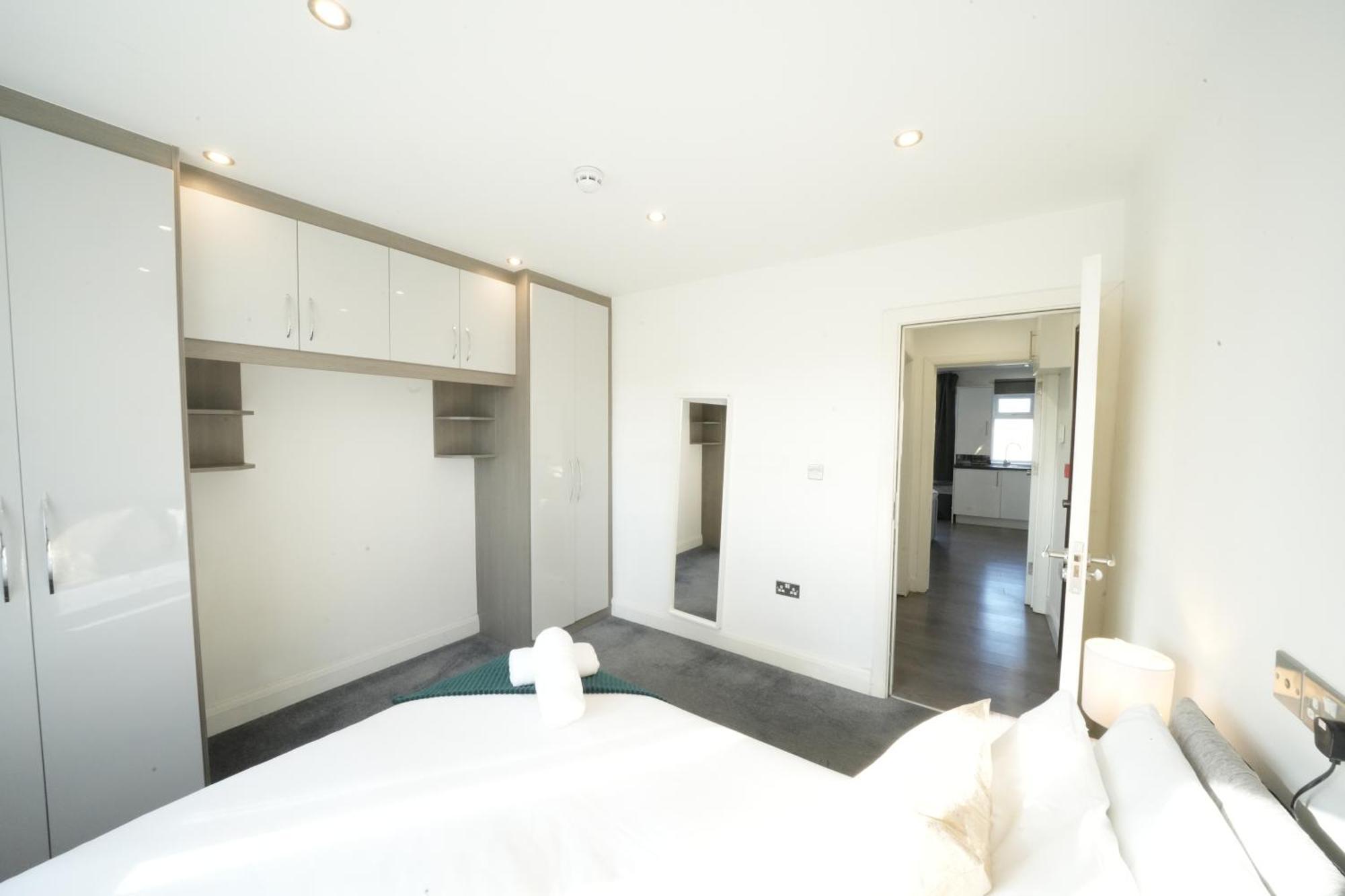 Hatton Apartments Heathrow Airport- Free Parking-Free Underground To And From Heathrow Airport Hatton Cross See Picture-See London Fast Hatton Cross To Central London 30Min Kültér fotó