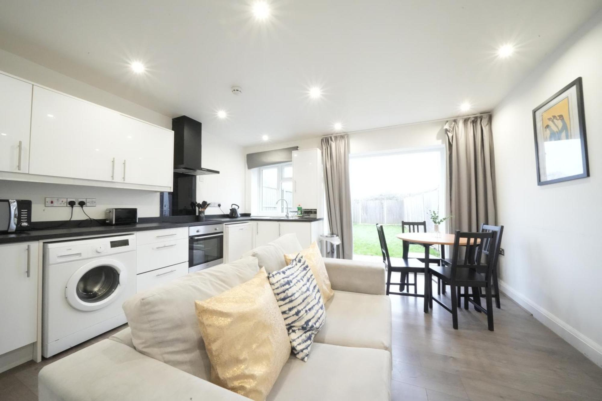 Hatton Apartments Heathrow Airport- Free Parking-Free Underground To And From Heathrow Airport Hatton Cross See Picture-See London Fast Hatton Cross To Central London 30Min Kültér fotó