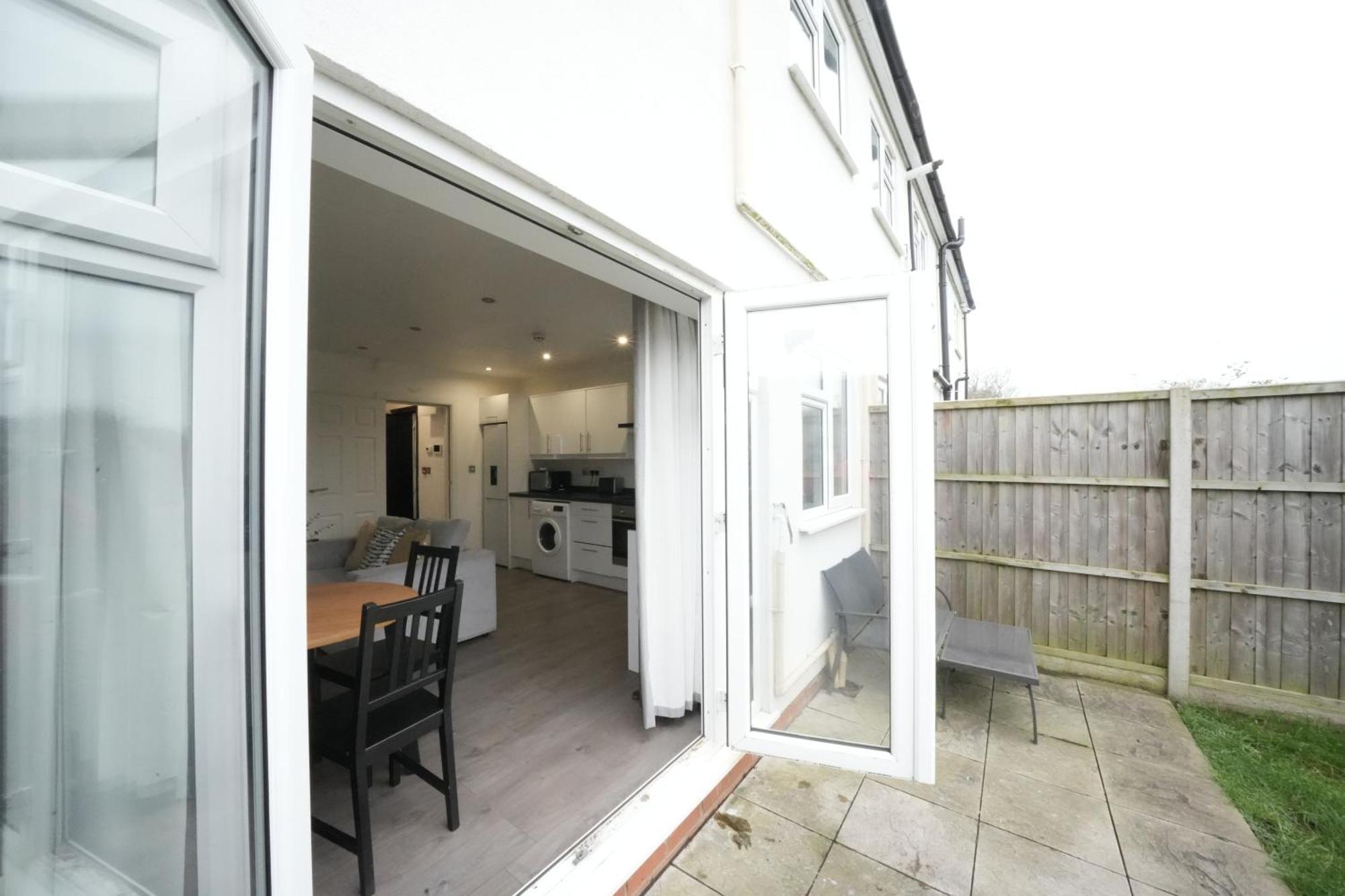 Hatton Apartments Heathrow Airport- Free Parking-Free Underground To And From Heathrow Airport Hatton Cross See Picture-See London Fast Hatton Cross To Central London 30Min Kültér fotó