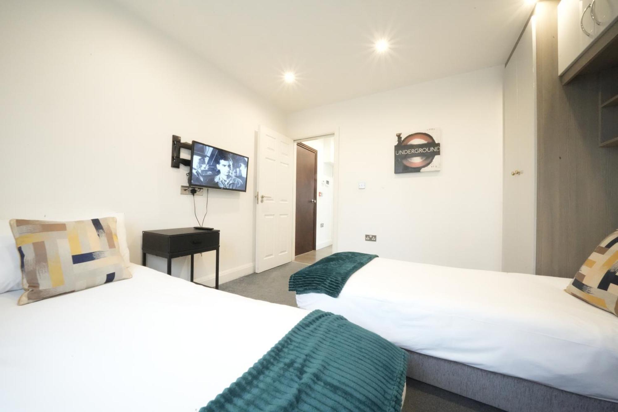 Hatton Apartments Heathrow Airport- Free Parking-Free Underground To And From Heathrow Airport Hatton Cross See Picture-See London Fast Hatton Cross To Central London 30Min Kültér fotó