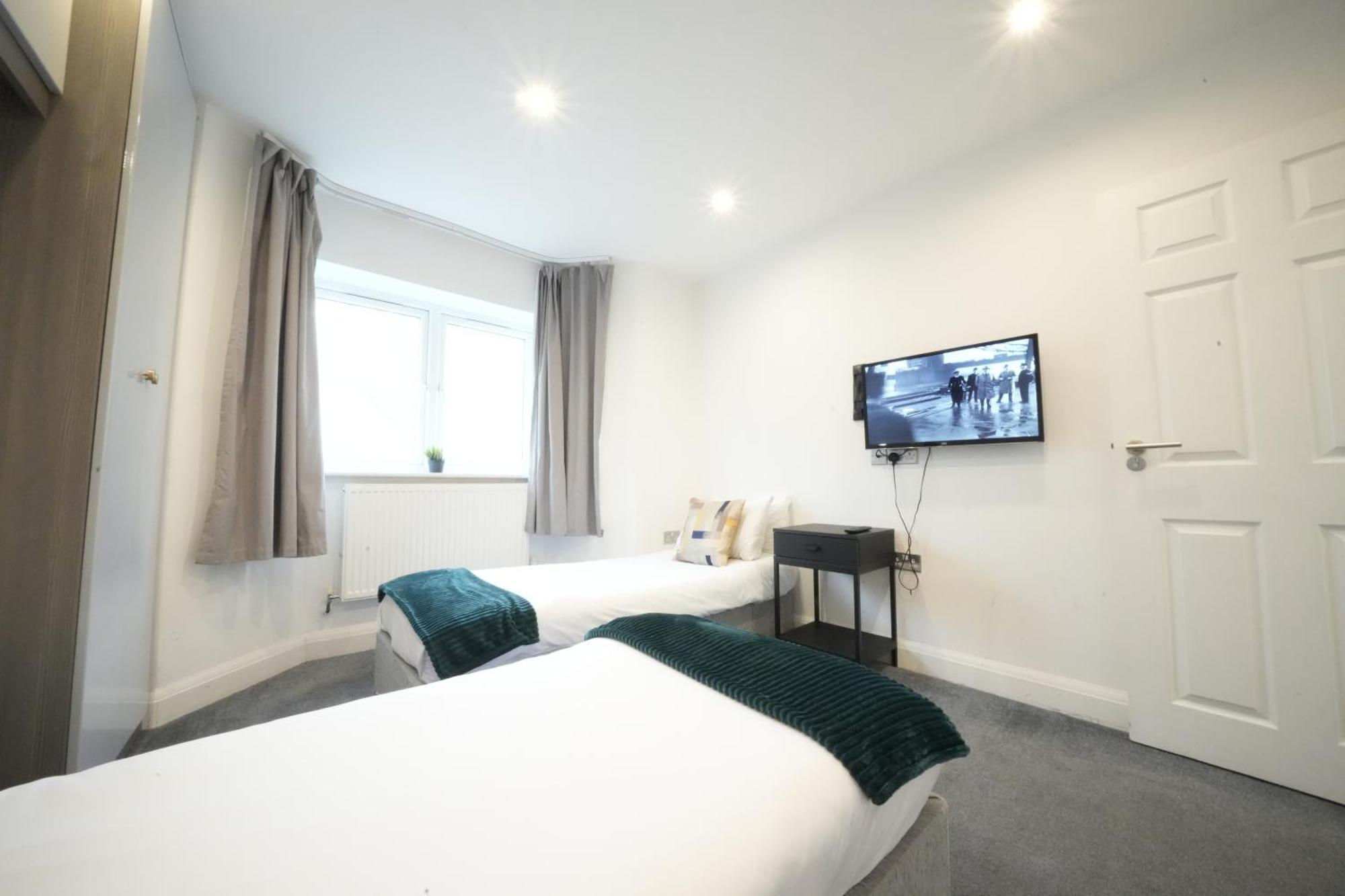 Hatton Apartments Heathrow Airport- Free Parking-Free Underground To And From Heathrow Airport Hatton Cross See Picture-See London Fast Hatton Cross To Central London 30Min Kültér fotó